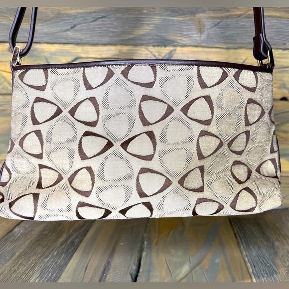 Liz Claiborne Handbags - 049.352. Liz Claiborne Vintage Y2K Crossbody Bag Tan Brown